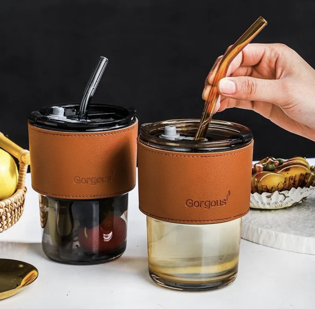 Tasse en verre avec paille étui en cuir avec un design très chic 400ml