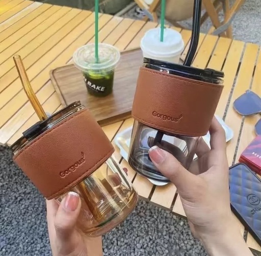 Tasse en verre avec paille étui en cuir avec un design très chic 400ml